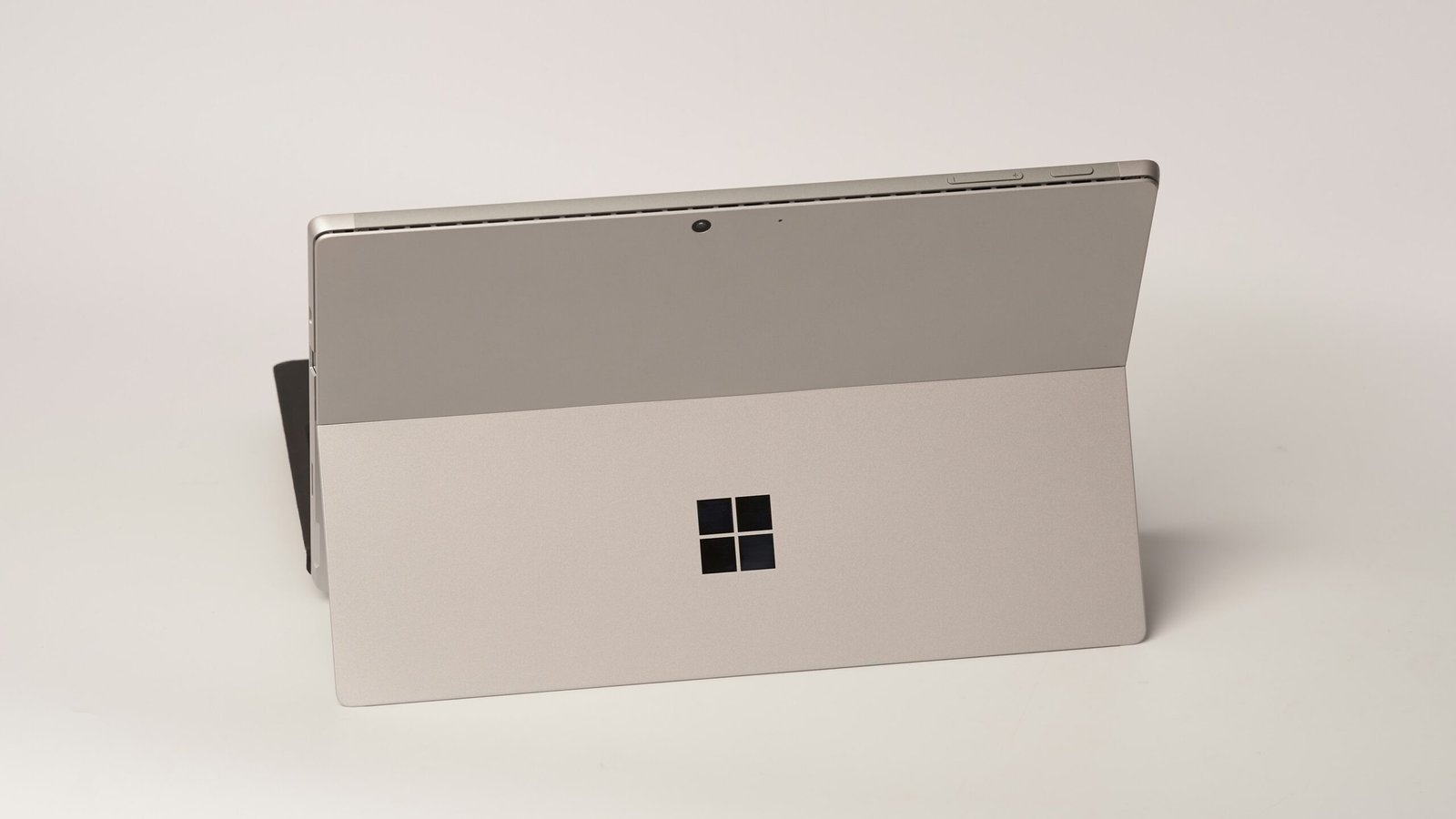 Microsoft Surface Pro Outperforms 15 Inch MacBook Air