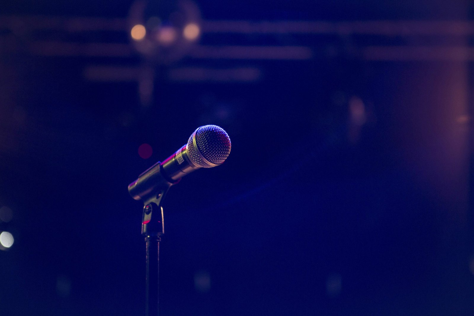 Where Is The Microphone On Iphone Xr